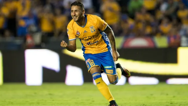 Ismael Sosa festeja el gol contra Veracruz