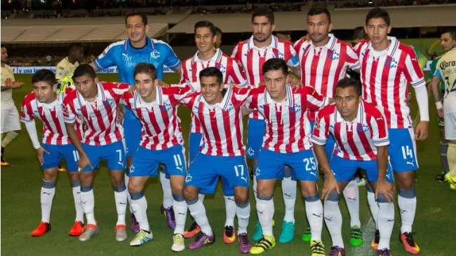 Chivas posa para la foto previo al Clásico