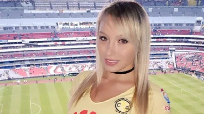 Daniella Chávez posa con la camiseta del América