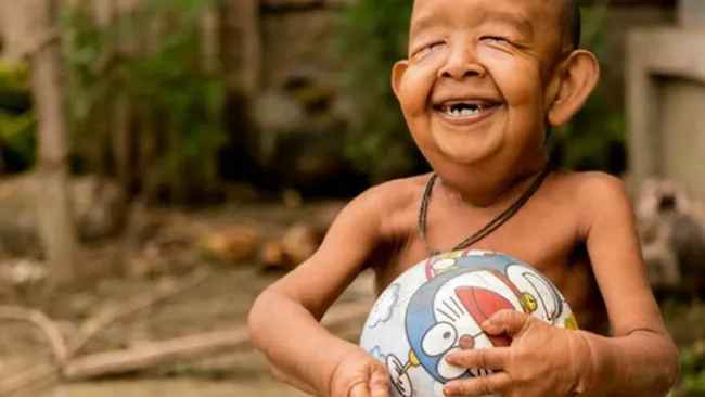 El pequeño Bayezid jugando con una pelota