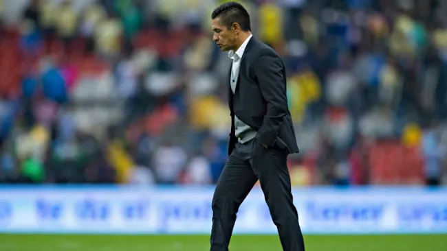 Ambriz cruza la cancha del Azteca al final del Clásico