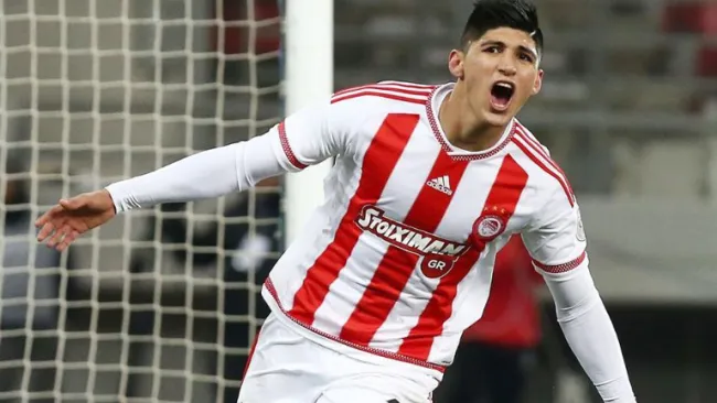 Pulido celebra un tanto con el Olympiacos