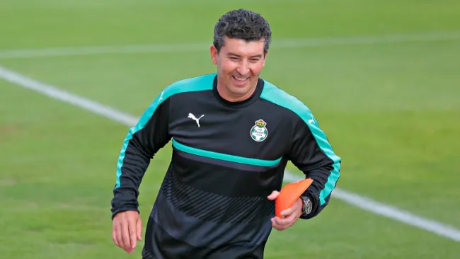 El Chepo de la Torre durante un entrenamiento con Santos