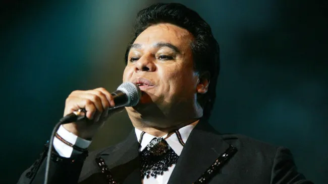 Juan Gabriel, durante un concierto