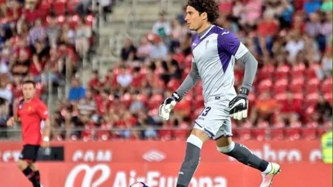 Guillermo Ochoa, en juego con el Granada