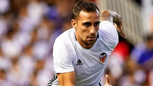 Paco Alcácer jugando un partido con el Valencia 