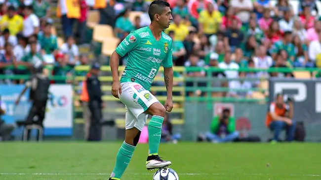 Elías Hernández controla balón en juego de León