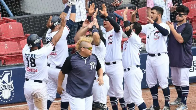 Jugadores de Sultanes de Monterrey festejan la victoria sobre los Toros de Tijuana