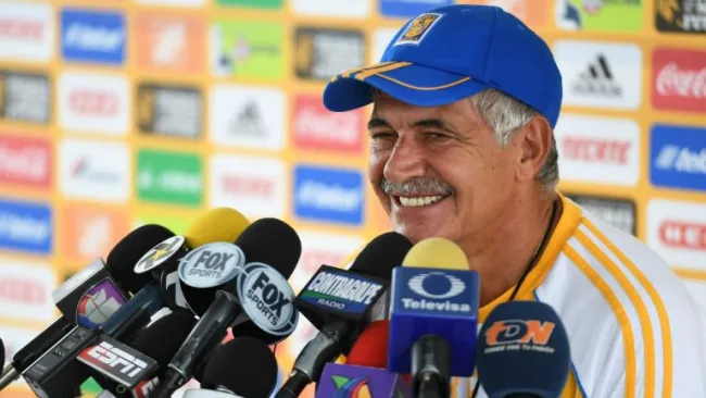 El entrenador de Tigres, Ricardo Ferretti, sonríe en una conferencia de prensa