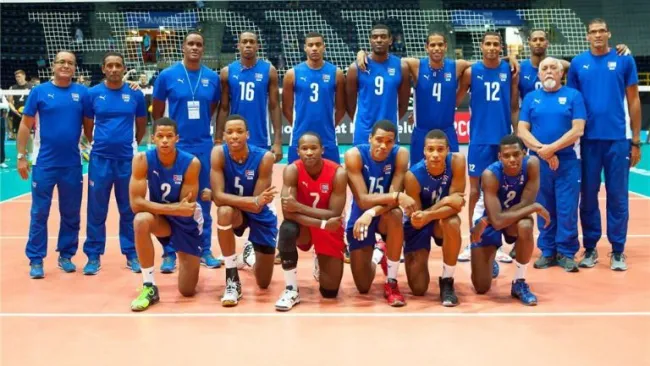 El equipo de voleibol de Cuba posa previo a un encuentro