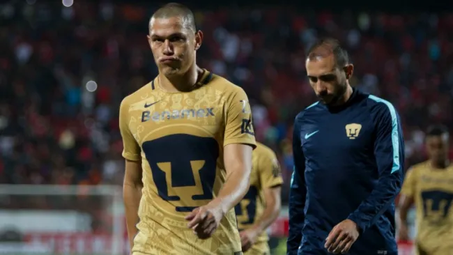 Dario Verón y Alejandro Castro salen del campo tras caer en Tijuana