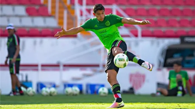 Zaldívar remata el balón en una práctica pasada con el Tri Sub 23