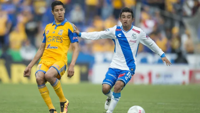 Hobbit Bermúdez conduce el balón en juego del Puebla