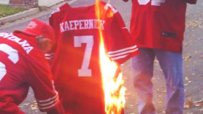 Fan quema playera de Kaepernick