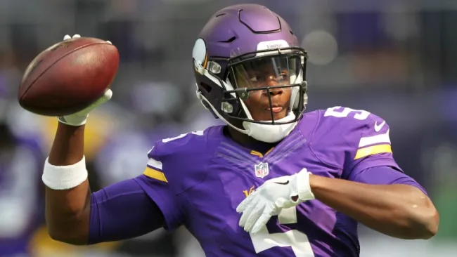 Teddy Bridgewater lanzando un pase en un juego de pretemporada de los Vikings