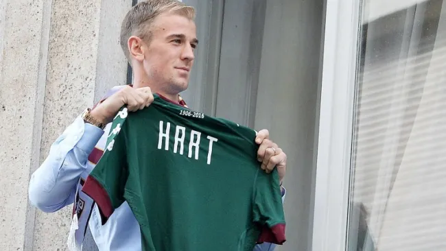 Joe Hart posa con la camiseta del Torino en su llegada a Italia
