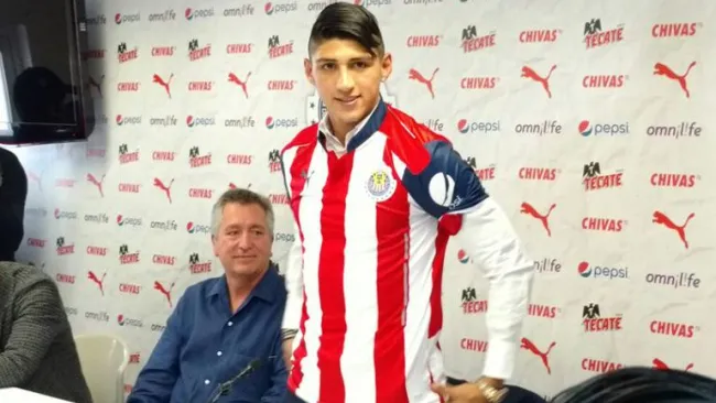 Alan Pulido posa con la playera de Chivas