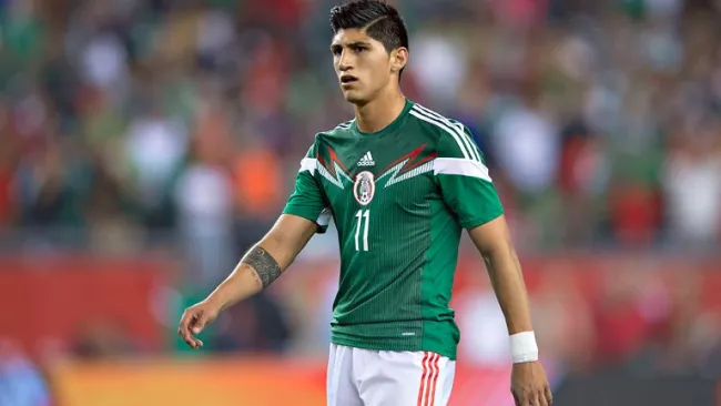Alan Pulido, durante un partido con la Selección Mexicana