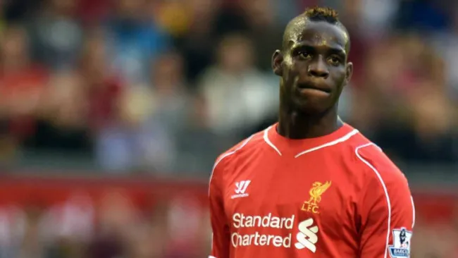Mario Balotelli durante un juego con Liverpool