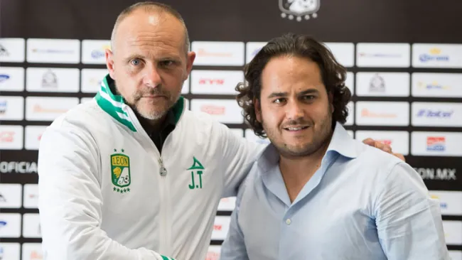 Javier Torrente en presentación oficial con el León
