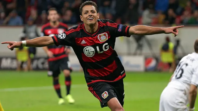 Chicharito Hernández celebrando una de sus anotaciones