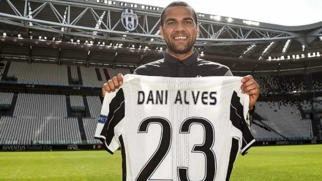 Dani Alves sostiene la playera de la Juventus, su nuevo club