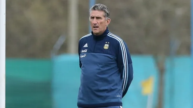 Edgardo Bauza sigue con atención un entrenamiento de la Selección Argentina