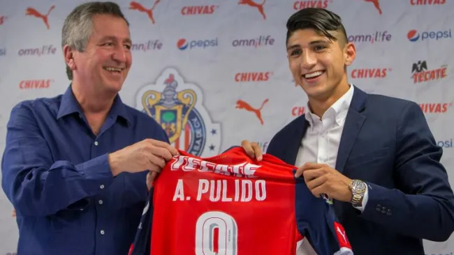 Jorge Vergara y Alan Pulido durante la presentación del jugador como refuerzo de Chivas