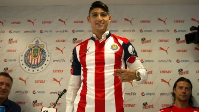 Pulido posa con la playera de las Chivas