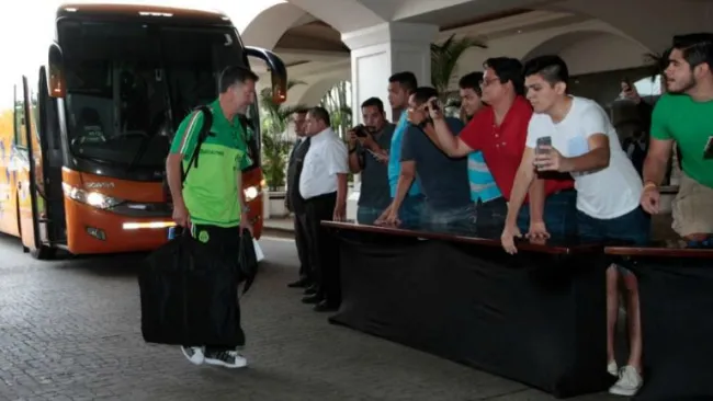 Juan Carlos Osorio durante su llegada a El Salvador