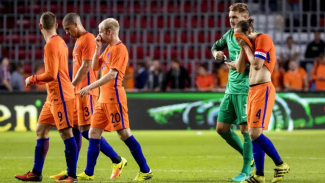 Los futbolistas de Holanda, decaídos tras perder contra Grecia 