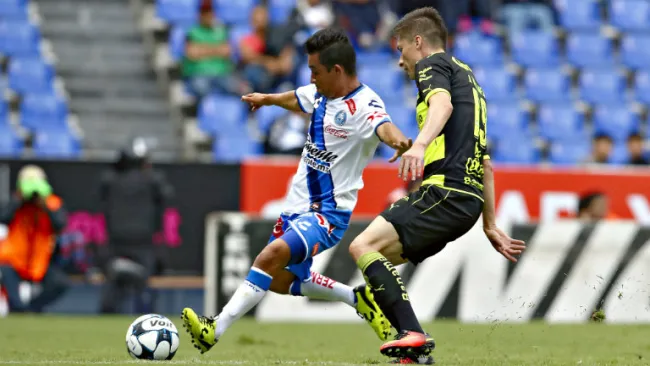 Christian Bermúdez prepara disparo en juego contra Veracruz 