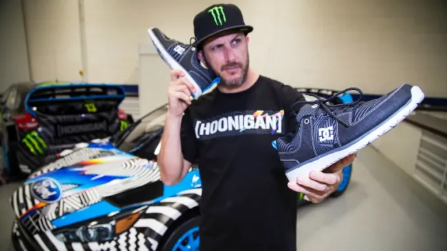 Ken Block posa con unos tenis