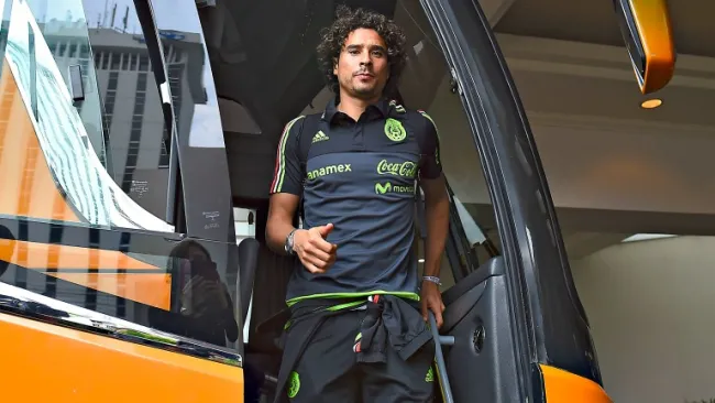 Ochoa, al descender del autobús del Tri