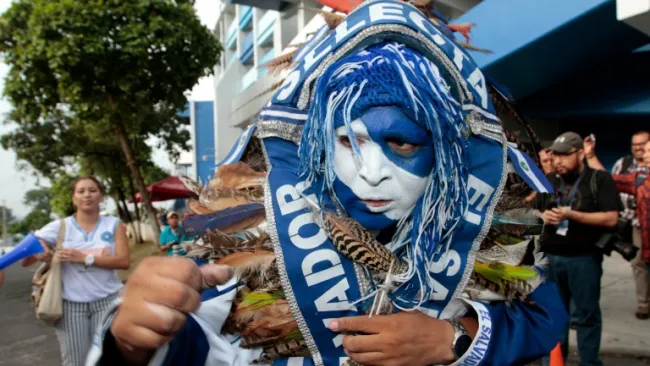 El Indio Cuscatleco posa con el puño cerrado