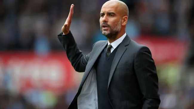 Pep Guardiola dirige un juego del Manchester City