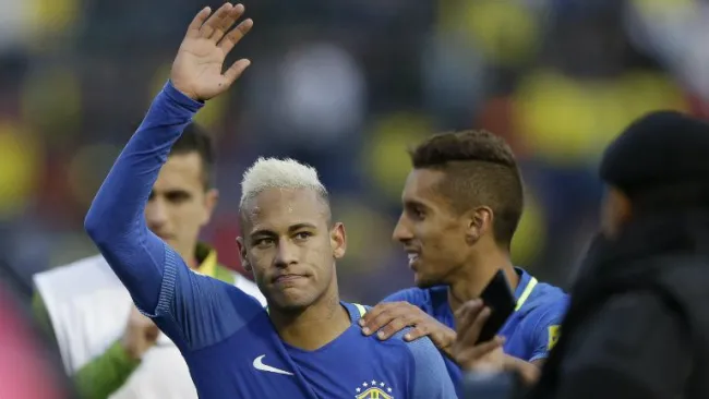 Neymar saluda durante un partido de Brasil