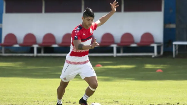 Alan Pulido durante un entrenamiento de Chivas