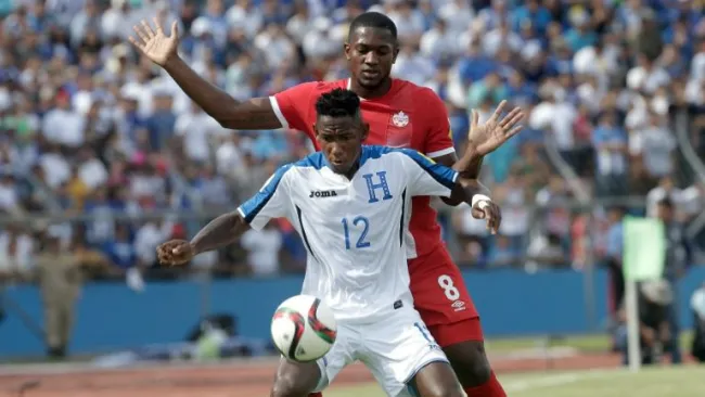 Romell Quioto pelea un balón con Doneil Henry