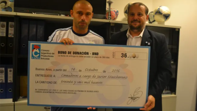  Mascherano entrega certificado del donativo 