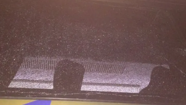 Marca del botellazo en el camión de la Selección Mexicana