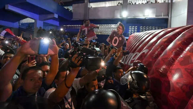 Un aficionado tiene el 7-0 con la imagen de Alexis Sánchez y Ochoa