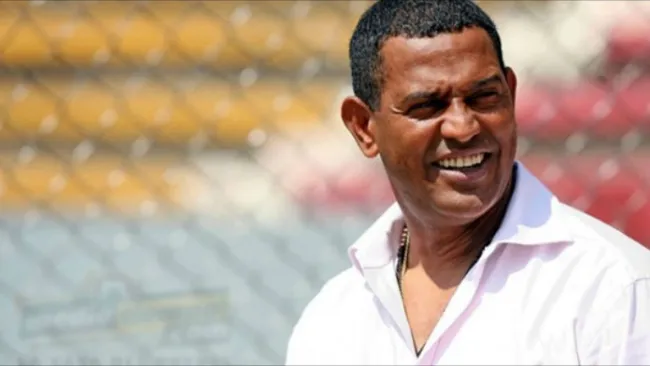 Antonio Carlos Santos en un estadio de futbol