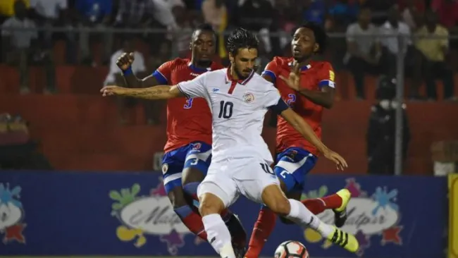 Bryan Ruíz pelea un balón en el partido frente a Haití