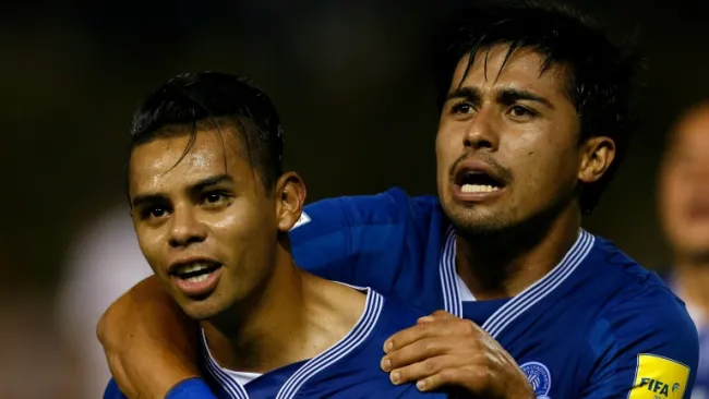 Alexander Larín (izq) festeja con Gerson Mayen el gol