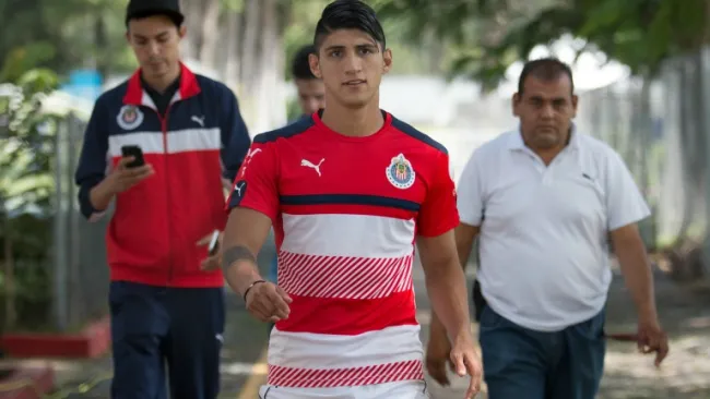 Alan Pulido previo a un entrenamiento con Chivas en Verde Valle