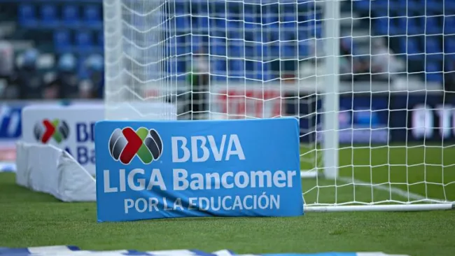 Logo de la Liga MX en el Estadio Azul 