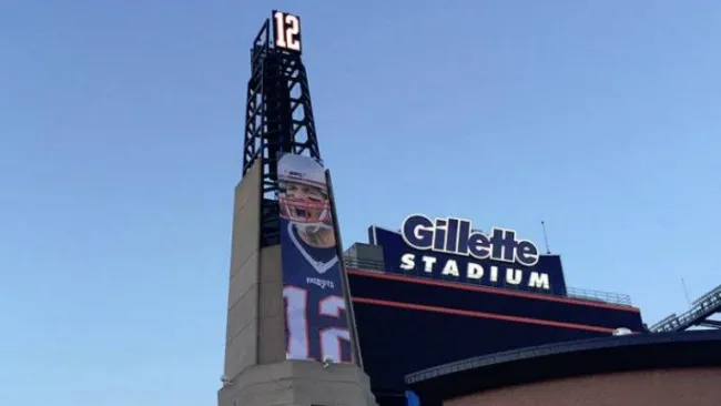 Pancarta gigante de Brady en el Gillette Stadium
