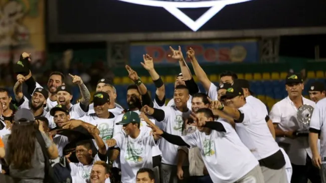 Jugadores de Pericos festejan tras el triunfo