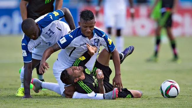 Momento en que Aquino le cae encima a Garrido
